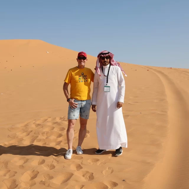 🕌 Wist je dat Saoedi-Arabië het grootste land ter wereld is zonder rivieren?

🌍 Terwijl buurlanden zoals Irak en Egypte grote rivieren hebben zoals de Eufraat en de Nijl, heeft Saoedi-Arabië geen enkele permanente rivier.

Waarom? Het land bestaat grotendeels uit woestijngebied. Water komt vooral uit ondergrondse bronnen, zeldzame regenval en ontzilting van zeewater.

💧 En toch... groeit de economie, bloeit de landbouw in sommige regio’s én leven er miljoenen mensen. Technologie en traditie gaan hier hand in hand.

👉 Fascinerend, toch? Volg ons voor meer verrassende weetjes over deze mysterieuze en moderne woestijnnatie!

#WistJeDat #SaoediArabië #CultureleWeetjes #ArabischeWereld #Reisweetjes #WoestijnWonderen #vanEmpelOpleidingen𝐖𝐢𝐬𝐭 𝐣𝐞 𝐝𝐚𝐭 𝐒𝐚𝐨𝐞𝐝𝐢-𝐀𝐫𝐚𝐛𝐢𝐞̈ 𝐡𝐞𝐭 𝐠𝐫𝐨𝐨𝐭𝐬𝐭𝐞 𝐥𝐚𝐧𝐝 𝐭𝐞𝐫 𝐰𝐞𝐫𝐞𝐥𝐝 𝐢𝐬 𝐳𝐨𝐧𝐝𝐞𝐫 𝐫𝐢𝐯𝐢𝐞𝐫𝐞𝐧?

🌍Terwijl buurlanden zoals Irak en Egypte grote rivieren hebben zoals de Eufraat en de Nijl, heeft Saoedi-Arabië geen enkele permanente rivier.

Waarom? Het land bestaat grotendeels uit woestijngebied. Water komt vooral uit ondergrondse bronnen, zeldzame regenval en ontzilting van zeewater.

💧 En toch... groeit de economie, bloeit de landbouw in sommige regio’s én leven er miljoenen mensen. Technologie en traditie gaan hier hand in hand.

👉 Fascinerend, toch? Volg ons voor meer verrassende weetjes over deze mysterieuze en moderne woestijnnatie! Natuurlijk staat ook onze Arabische koffie/thee voor je klaar op ons prachtige reiskantoor!

#WistJeDat #SaoediArabië #CultureleWeetjes #ArabischeWereld #Reisweetjes #WoestijnWonderen #NeverStopTravelling #Reisspecialist #Reisbureau #Reisinspiratie #NeverStopTravelling #UnitedTravel #SGR #ANVR #Maatwerkreizen #lovetotravel @never.stop_travelling