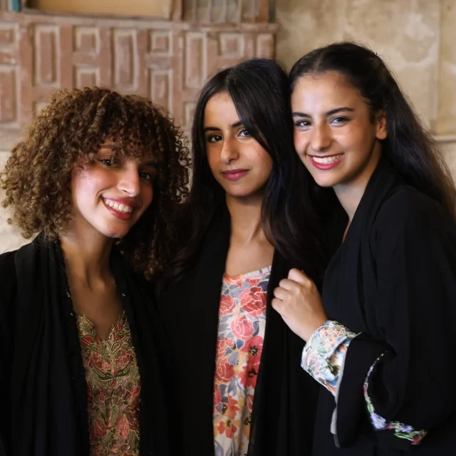 https://www.saoediarabiespecialist.nl/de-rol-van-vrouwen-in-saoedi-arabie/𝐕𝐫𝐨𝐮𝐰𝐞𝐧 𝐚𝐜𝐡𝐭𝐞𝐫 𝐡𝐞𝐭 𝐬𝐭𝐮𝐮𝐫 𝐢𝐧 𝐒𝐚𝐨𝐞𝐝𝐢-𝐀𝐫𝐚𝐛𝐢𝐞̈

Wist je dat…
Saoedi-Arabische vrouwen pas sinds 2018 officieel mogen autorijden?
Een historische mijlpaal in een land dat volop in beweging is.

➡️ De eerste rijbewijzen werden in juni 2018 uitgereikt
➡️ Binnen enkele maanden verschenen vrouwen op de wegen in Riyad, Jeddah en zelfs in de woestijn!
➡️ Sindsdien mogen vrouwen ook taxi’s en zelfs motoren besturen

Maar het gaat verder:
🔹 Vrouwen mogen nu zelfstandig reizen
🔹 Ze kunnen studeren, werken én bedrijven oprichten zonder toestemming van een mannelijke voogd
🔹 En ze bekleden steeds vaker hoge posities in het bedrijfsleven en de overheid

Saoedi-Arabië verandert razendsnel – en vrouwen spelen daarin een hoofdrol.
Een fascinerend onderwerp voor reizigers die meer willen dan alleen zon en zand!

Meer informatie: https://www.saoediarabiespecialist.nl/de-rol-van-vrouwen-in-saoedi-arabie/

#SaoediArabie #Vrouwenrechten #Verandering #Reisweetje #ArabianFuture #Empowerment #WomenOfSaudi @never.stop_travelling #reisinspiratie #reisspecialist #unitedtravel #reisbureau #neverstoptravelling #lovetotravel #bergeijk